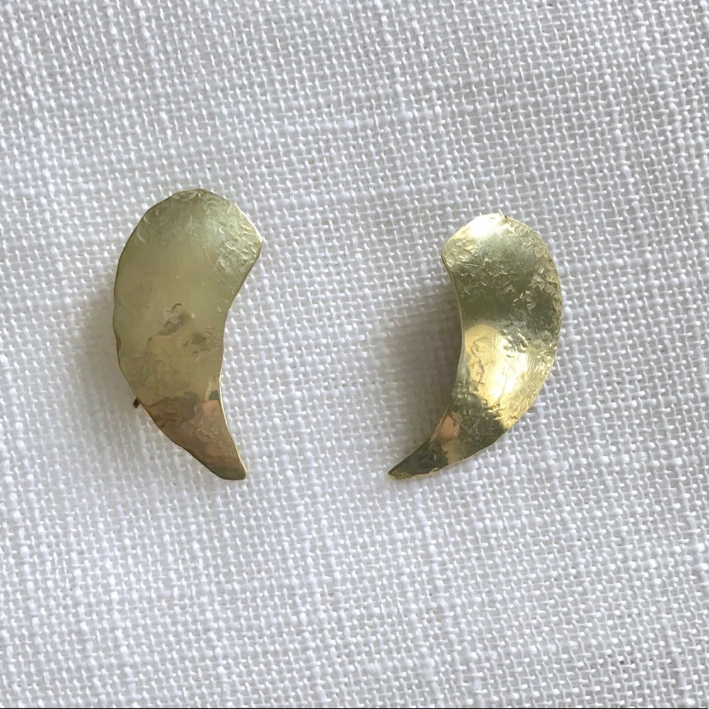 Vintage 80s hammered brass earrings.